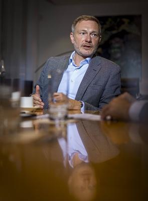 Christian Lindner (FDP), Bundesminister der Finanzen, aufgenommen waehrend eines Interviews in seinem Buero im Bundesfin-stock-foto