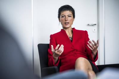 Sahra Wagenknecht ist Abgeordnete des Deutschen Bundestages und Gr???ºnderin der Partei BSW, hier aufgenommen vor ihrem-stock-foto