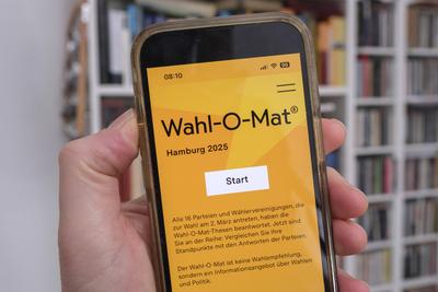 Wahl-O-Mat zur B?rgerschaftswahl in Hamburg 2025 auf einem Mobiltelefon *** Wahl-O-Mat for the Hamburg 2025 general election on a mobile phone-stock-foto