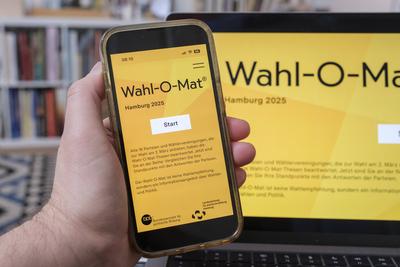 Wahl-O-Mat zur B?rgerschaftswahl in Hamburg 2025 auf einem Mobiltelefon und Laptop *** Wahl-O-Mat for the Hamburg 2025 general election on a mobile phone and laptop-stock-foto