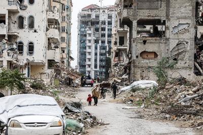Palestinians carry boxes of aid provided by UNRWA, amid a ceasefire between Hamas and Israel, in Gaza City-stock-foto