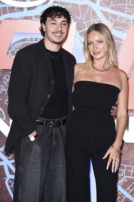 Harvey Almond mit Begleitung-stock-foto