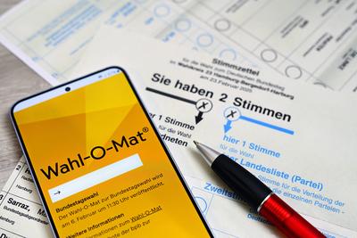 Wahl-O-Mat auf einem Smartphone auf Stimmzettel zur Bundestagswahl-stock-foto