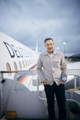 Christian Lindner (FDP), Bundesminister der Finanzen, aufgenommen beim betreten eines Flugzeuges der Flugbereitschaft de-stock-foto