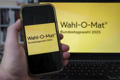 Wahl-O-Mat zur Bundestagswahl 2025 auf einem Mobiltelefon und Laptop *** Wahl-O-Mat for the 2025 Bundestag election on a mobile phone and laptop-stock-foto