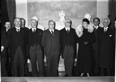 Ancestor : PAUL CLAUDEL 1935 - PALAIS DES ACADEMIES DE G A DR MR PIERLOT-?-PAUL CLAUDEL-MR JUSTIN GODART MIN FR. ET MME-stock-foto