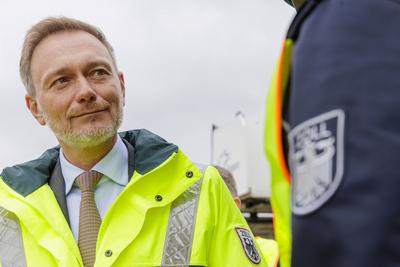 News Themen der Woche KW18 Christian Lindner (FDP), Bundesminister der Finanzen beim Zoll in Frankfurt am Main, Frankfur-stock-foto