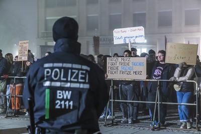 Wahlveranstaltung der CDU mit Spitzenkandidat Friedrich Merz in Singen am Hohentwiehl. Protest vor der Stadthalle gegen-stock-foto