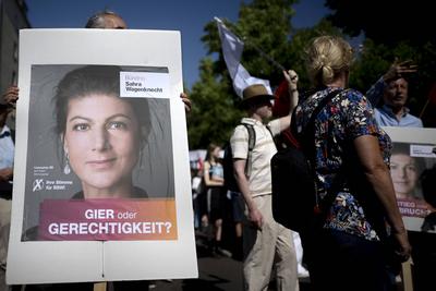 BSW Sahra Wagenknecht, 1. Mai Demo DEU, Deutschland, Germany, Berlin, 01.05.2024 Demonstranten der Partei Buendnis B?ndn-stock-foto