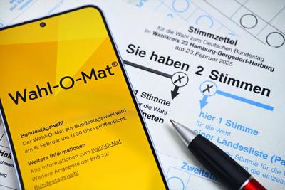 Wahl-O-Mat auf einem Smartphone auf Stimmzettel zur Bundestagswahl-stock-foto