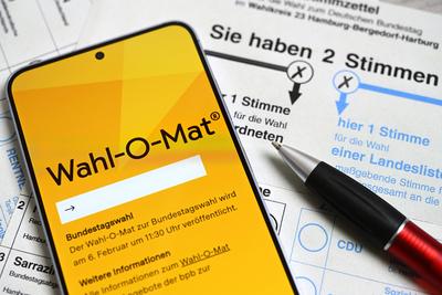 Wahl-O-Mat auf einem Smartphone auf Stimmzettel zur Bundestagswahl-stock-foto