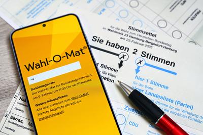 Wahl-O-Mat auf einem Smartphone auf Stimmzettel zur Bundestagswahl-stock-foto
