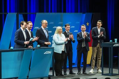 Wahlveranstaltung der CDU mit Spitzenkandidat Friedrich Merz in Singen am Hohentwiehl. Merz zusammen mit regionalen Bund-stock-foto
