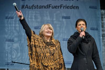 News Bilder des Tages Kundgebung Aufstand fuer den Frieden am Brandenburger Tor in Berlin am 25.02.2023. Im Bild: Die Li-stock-foto