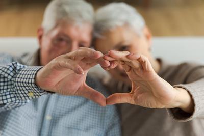 Liebe Herzform Frieden. Senior ?lteres Paar macht Herzform mit ihren H?nden. Erwachsene reifen alten Mann Frau zeigt Herz Zeichen. Happy Rentner Familie. Ich liebe dich gl?cklich Valentinstag.-stock-photo