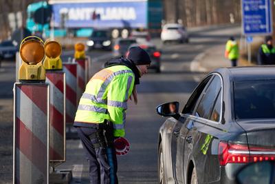Oberaudorf, Bavaria, Germany - February 6, 2025: Border control by the Bavarian police (border police) at the border bet-stock-foto