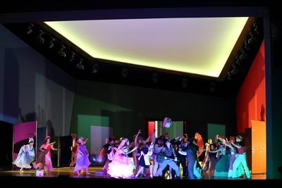 Komische Oper Berlin Pferd frisst Hut-stock-photo