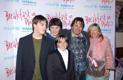 Director Neil Jordan with his family at the world premiere of Breakfast on Pluto held at The Savoy Cinema, Dublin, Irela-stock-foto