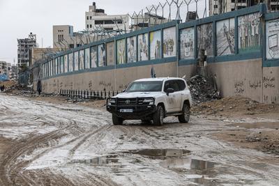 Palestinians carry boxes of aid provided by UNRWA, amid a ceasefire between Hamas and Israel, in Gaza City-stock-foto