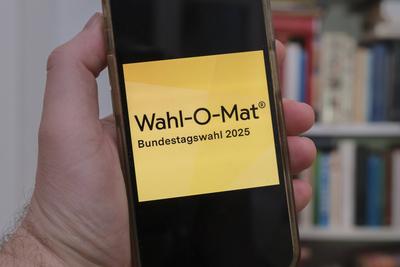 Wahl-O-Mat zur Bundestagswahl 2025 auf einem Mobiltelefon *** Wahl-O-Mat for the 2025 Bundestag election on a mobile phone-stock-foto