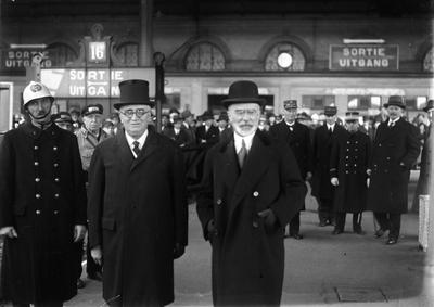 Ancestor : MINISTRE BARTHOU A BRUXELLES 1934 - BARTHOU - MINISTRE FRANCAIS - AVEC PAUL CLAUDEL A LA GARE DU MIDI-- Ka101-stock-foto