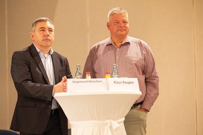 Siegmund H?nchen (Freie W?hler) - Wahlkreis 57 und Klaus Reepen, B?ndnis Deutschland, Wahlkreis 60 beim Wahlforum zur Bu-stock-foto