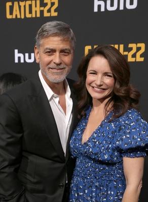 HOLLYWOOD CALIFORNIA MAY 07 George Clooney Kristin Davis attends the premiere of Hulu s Catch-stock-foto