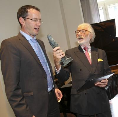 Bildnummer: 54419146  Datum: 11.09.2010  Copyright: imago/RauMainz, Erbacher Hof: Hildegard-von Bingen-Preis f?r Publizistik wird an Fritz J. Raddatz verliehen, hier: Preistr?ger  Fritz J. Raddatz (re.)  mit Statuette und Michael Ebling (Staatssekret?r Kulturministerium Rheinland Pfalz) Kultur People Medien Preisverleihung kbdig xsp 2010 quadrat Highlight premiumd xint o0 Objekte Troph?eBildnummer 54419146 Date 11 09 2010 Copyright Imago Tough Mainz Erbacher Yard Hildegard from Bingen Prize for Journalism will to Fritz J Raddatz awarded here Prize winners Fritz J Raddatz right with Statuette and Michael Ebling Secretary of State Ministry of Culture Rhineland Palatinate Culture Celebrities Media Award ceremony Kbdig xsp 2010 Square Highlight premiumd  o0 Objects Trophy-stock-photo