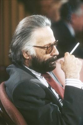Fritz J. Raddatz 04/91 dar Mann Fernsehen TV Journalismus Autor grauhaarig Brille seri?s hoch Portrait Studio Profil Zi-stock-foto