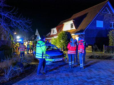 Zwei Tote bei Brand in Reihenhaus Zwei Personen kamen heute in den fr?hen Morgenstunden durch einen Brand im Haflinger W-stock-foto