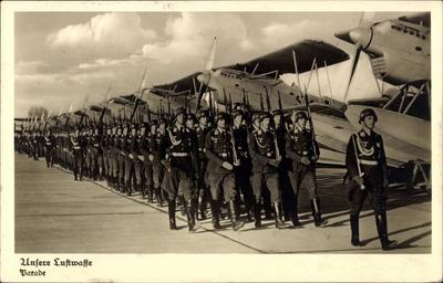 Luftwaffe Wehrmachtsoldaten Parade Uniformen Gewehre Wasserflugzeuge AUFNAHMEDATUM GESCH?TZT-stock-foto