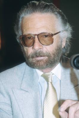 Fritz J Raddatz 10 92 pp Mann Fernsehen TV Journalismus Autor grauhaarig Brille seri?s hoch Portrai-stock-foto