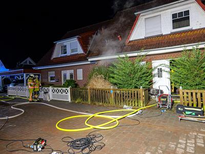 Zwei Tote bei Brand in Reihenhaus Obwohl die Feuerwehr den Brand in Burgwedel schnell unter Kontrolle hatte, ?berlebten-stock-foto