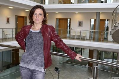 Julia Brendler beim Fototermin am Set des ZDF Krimis Nord Nord Mord Sievers und die Frau im Zug im-stock-photo