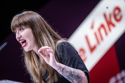 Hallescher Parteitag 2024 Die Linke Heidi Reichinnek w?hrend ihrer Rede;Hallescher Parteitag 2024 Die Linke , Halle an d-stock-foto