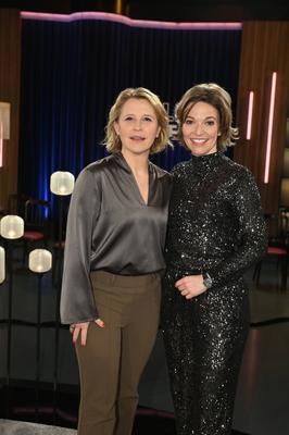 Moderatorin Anna Planken und Susan Link-stock-photo