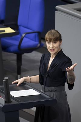 Heidi Reichinnek - Bundestag Zustrombegrenzungsgesetz-stock-foto
