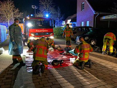 Zwei Tote bei Brand in Reihenhaus Zwei Personen kamen heute in den fr?hen Morgenstunden durch einen Brand im Haflinger W-stock-foto