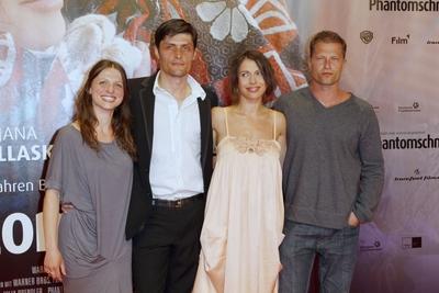 PHANTOMSCHMERZ Premiere Berlin Julia Brendler Stipe Erceg Jana Pallaske and Til Schweiger attend-stock-foto