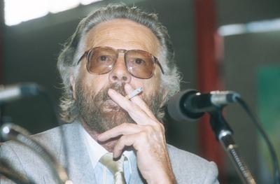 Fritz J. Raddatz 10/92 pp Mann Fernsehen TV Journalismus Autor grauhaarig Brille seri?s quer Portrait Zigarette rauchen-stock-photo
