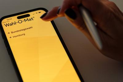 Wahl-O-Mat zur Bundestagswahl 2025 auf dem Smartphone-stock-foto