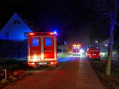 Zwei Tote bei Brand in Reihenhaus Zwei Personen konnten die Not?rzte und der Rettungsdienst nicht mehr retten. Copyright-stock-foto