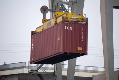 Containerumschlag im Hafen von Mannheim. Der Mannheimer Hafen ist einer der gr??ten Binnenhafen Deutschlands *** Contain-stock-foto