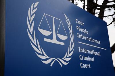 Schild mit Aufschrift International Criminal Court vor dem Dienstgeb?ude des Internationalen Strafgerichtshof (IStGH) in-stock-foto
