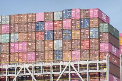Einlauf Containerschiff ONE Triumph Reederei Ocean Network Express Pte. Ltd. Schiff l?uft auf der Elbe in den Hafen ein-stock-foto
