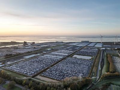 Volkswagen-Werk Emden in der Krise. Blick auf die Auto-Verladung im Emder Hafen. Tausende Autos warten auf die Verladung-stock-foto