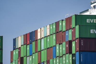 Einlauf eines der mit 400 Meter L?nge weltweit gr??ten Containerschiffe der Welt EVERGREEN Ever Glory IMO 9786839 MMSI 6-stock-photo