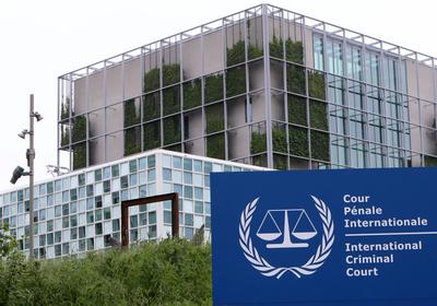 Schild mit Aufschrift International Criminal Court vor dem Dienstgeb?ude des Internationalen Strafgerichtshofs (IStGH) i-stock-foto