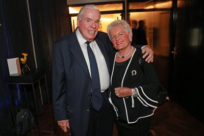 Klaus-Michael K?hne und Frau Christine auf dem grauen Teppich bei 70 Jahre WELT AM SONNTAG Hotel THE FONTENAY in Hambur-stock-foto