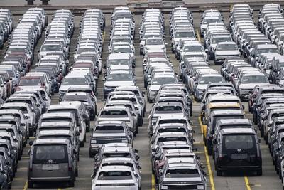 Stellfl?che f?r Import Fahrzeuge, hunderte von Hyundai Ioniq, Elektro Autos, warten auf den Weitertransport, am EUROGATE-stock-foto